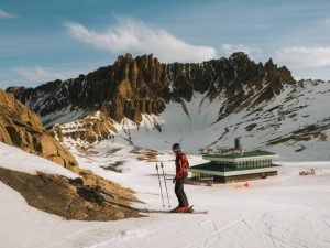 Skier au Colorado entre nature sauvage et modernité