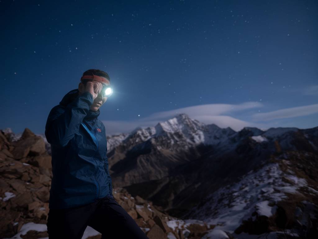 Les meilleures façons d'utiliser une lampe frontale Petzl pour vos sorties nocturnes en montagne